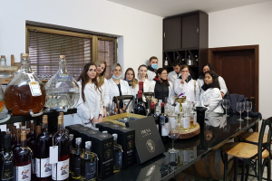 Studenti Akademije Odseka Primenjene inženjerske nauke posetili destilieriju i vinariju Pruna